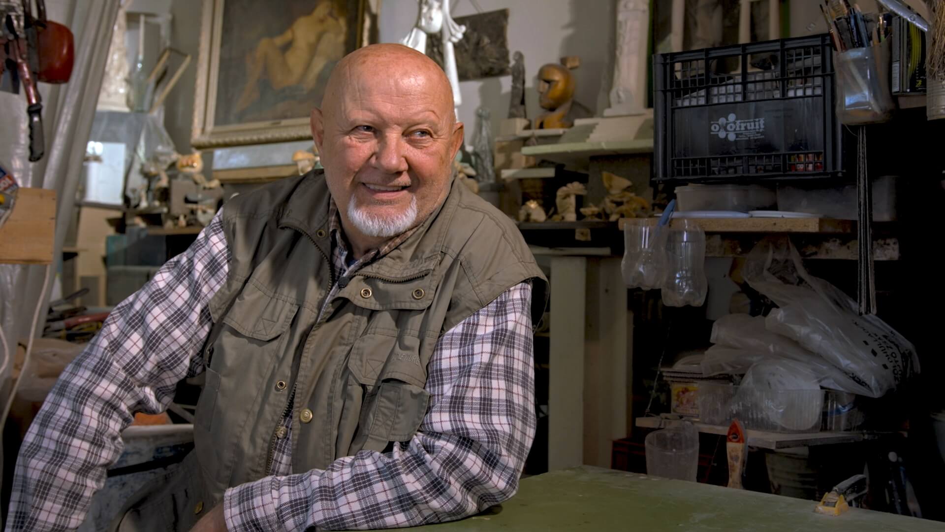 Kocsis Előd a kis műhelyében