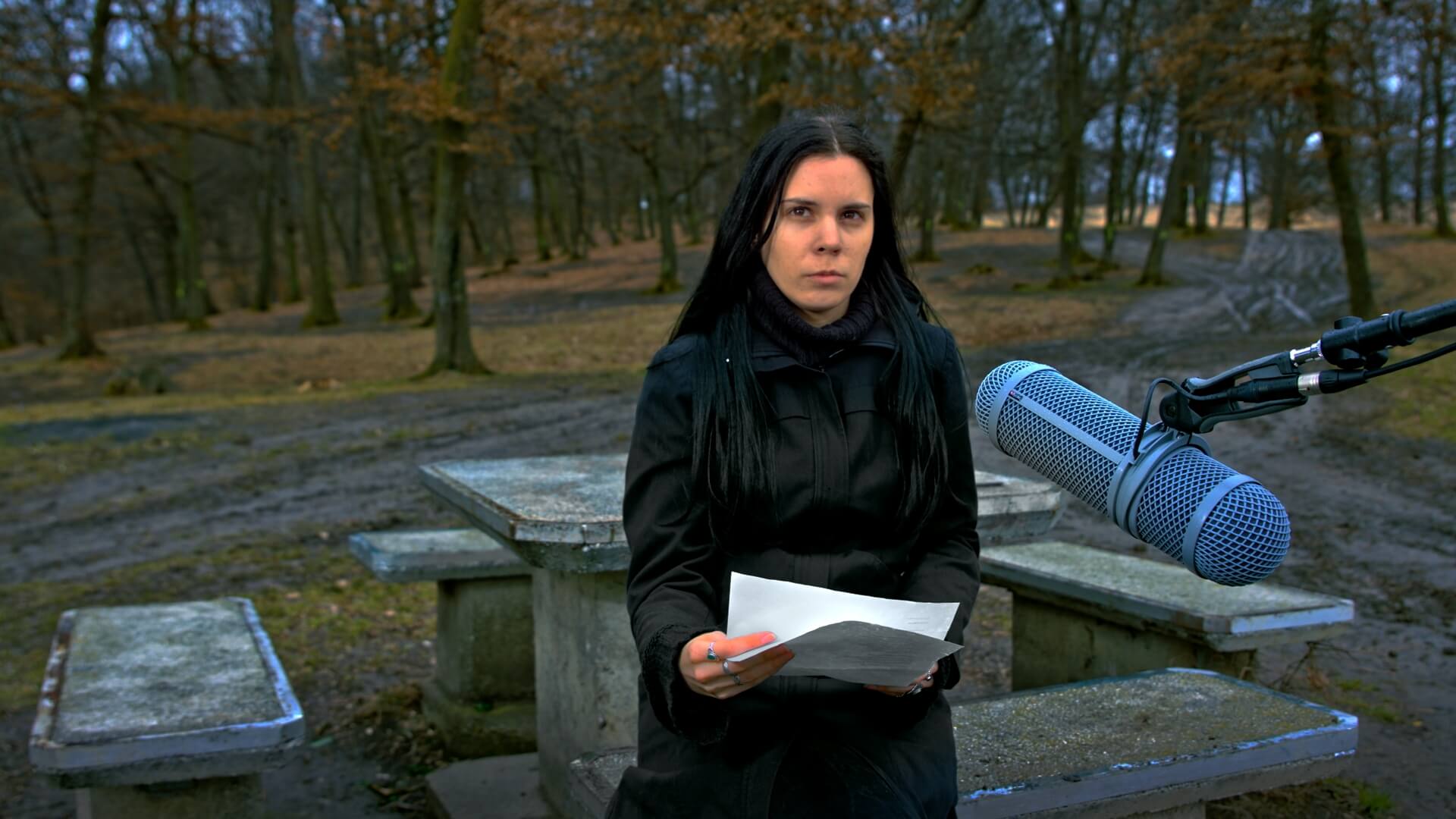 Sánta Miriám felolvassa Szakadékok című versét.